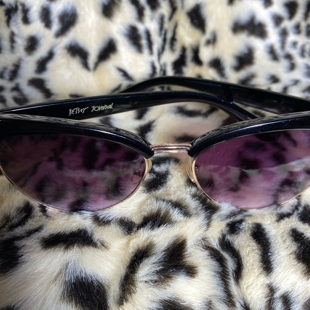Betsey Johnson Cat Eye Sunglasses Black Frame Purple Tinted Lens Pre-Owned - Picture 2 of 4